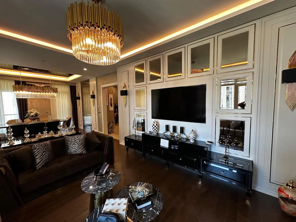 Spacious lounge